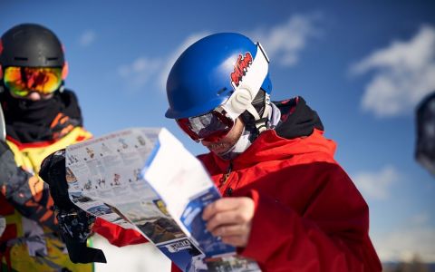 mężczyzna na nartach z mapą mężczyzna na nartach z mapą